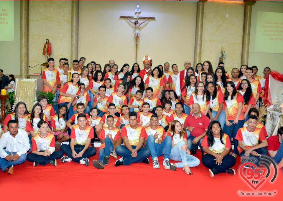 73 jovens recebem o Sacramento da Crisma na Paróquia Bom Jesus