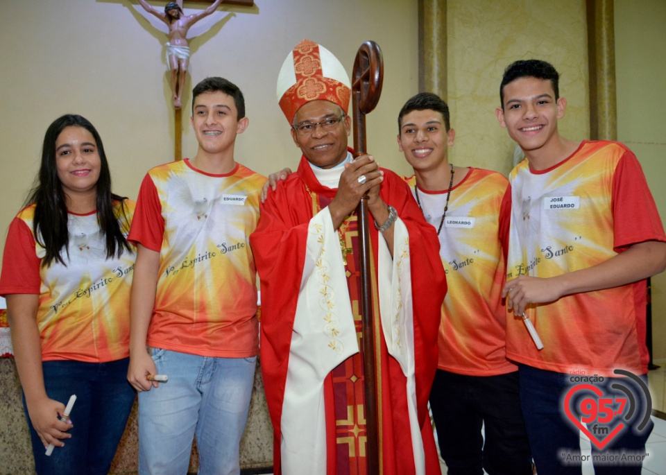 73 jovens recebem o Sacramento da Crisma na Paróquia Bom Jesus
