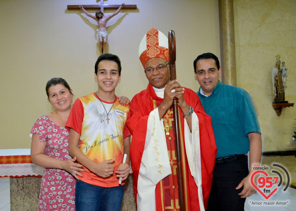 73 jovens recebem o Sacramento da Crisma na Paróquia Bom Jesus