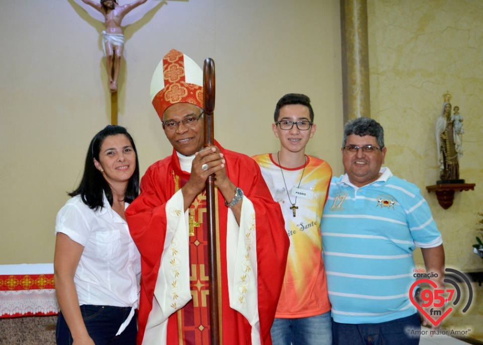 73 jovens recebem o Sacramento da Crisma na Paróquia Bom Jesus