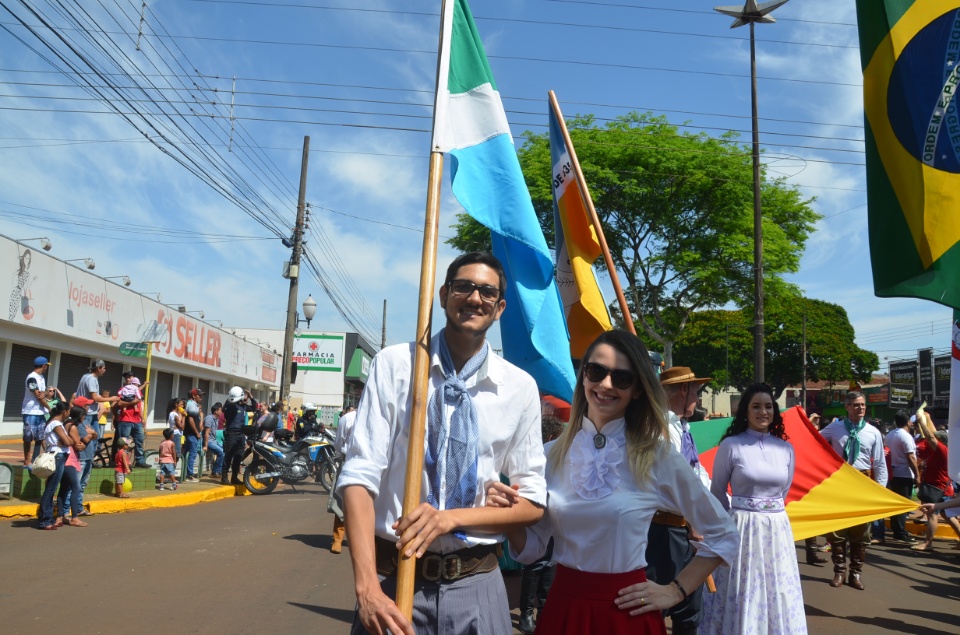 População douradense comparece em grande número para ver desfile de 7 de Setembro