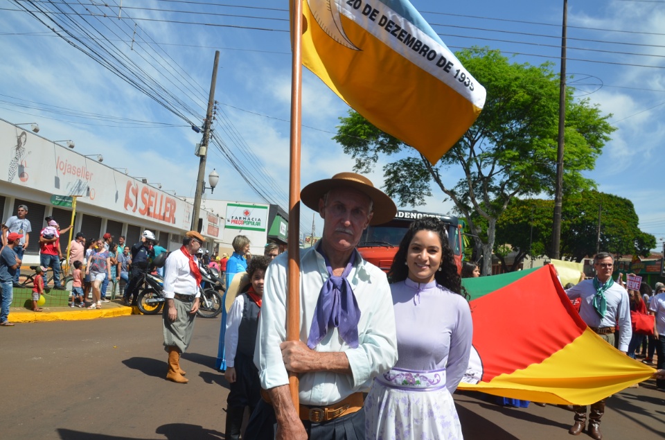 População douradense comparece em grande número para ver desfile de 7 de Setembro