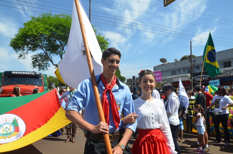 População douradense comparece em grande número para ver desfile de 7 de Setembro