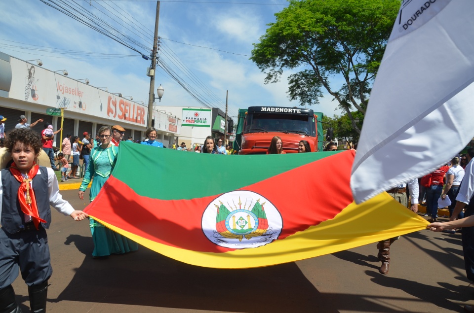 População douradense comparece em grande número para ver desfile de 7 de Setembro