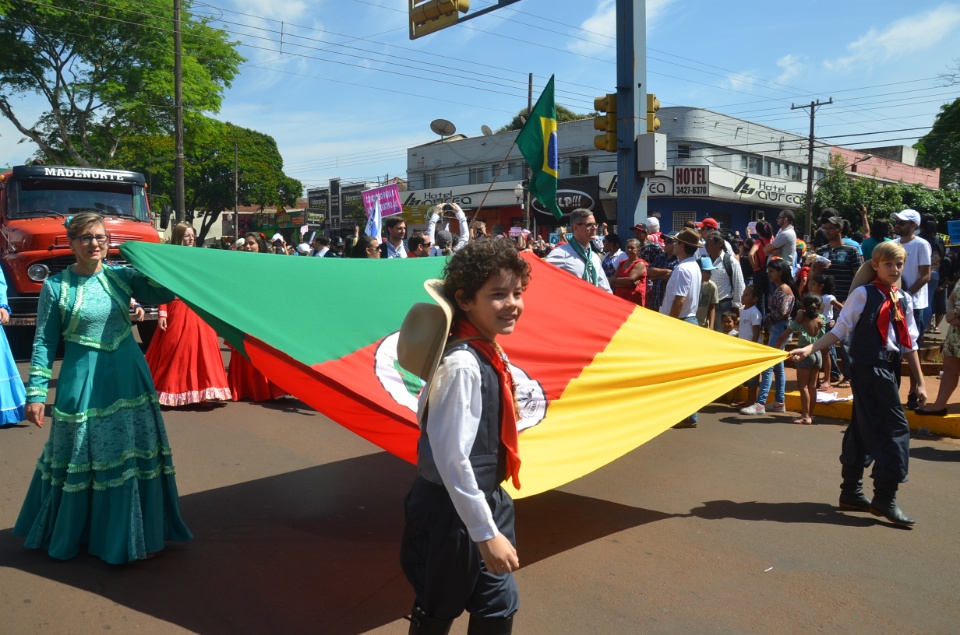 População douradense comparece em grande número para ver desfile de 7 de Setembro