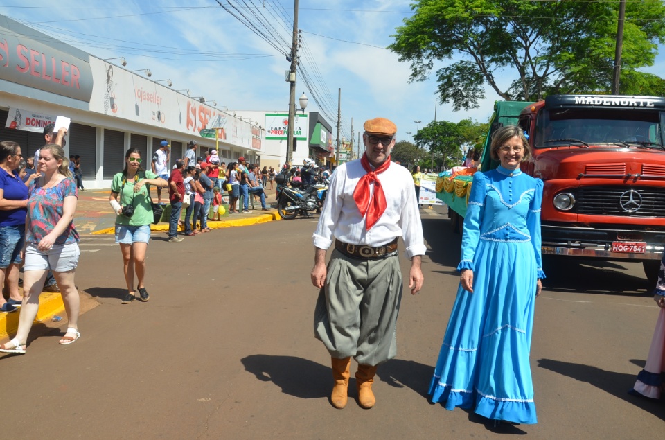 População douradense comparece em grande número para ver desfile de 7 de Setembro