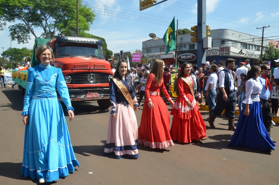 População douradense comparece em grande número para ver desfile de 7 de Setembro