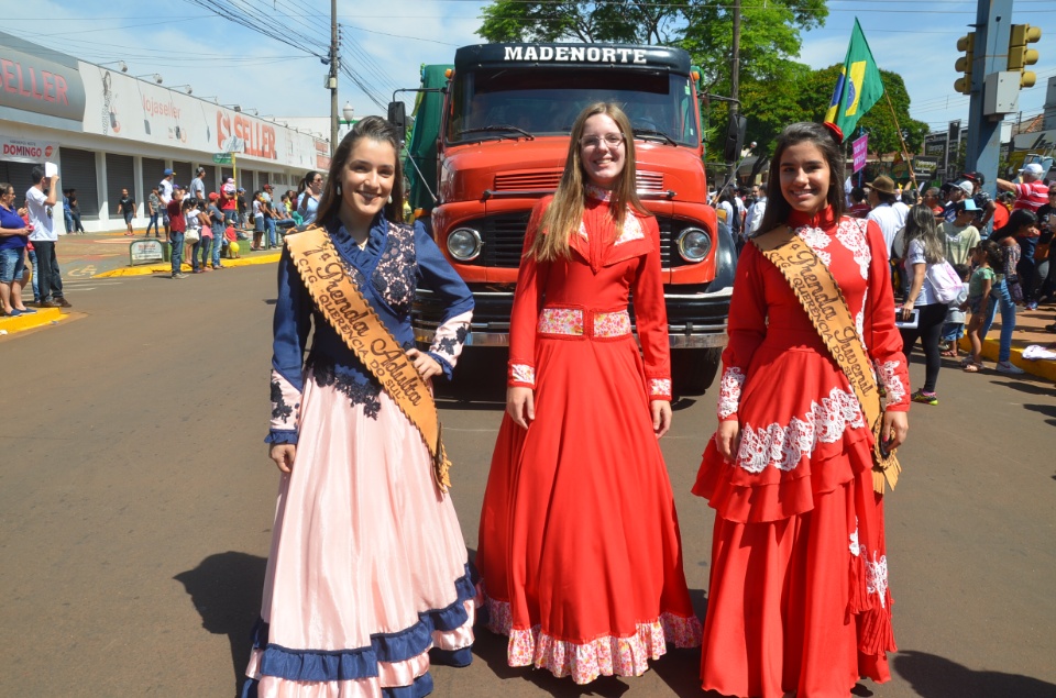 População douradense comparece em grande número para ver desfile de 7 de Setembro