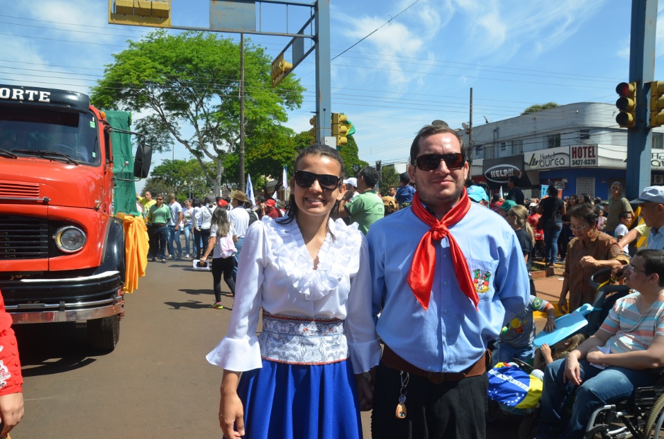 População douradense comparece em grande número para ver desfile de 7 de Setembro