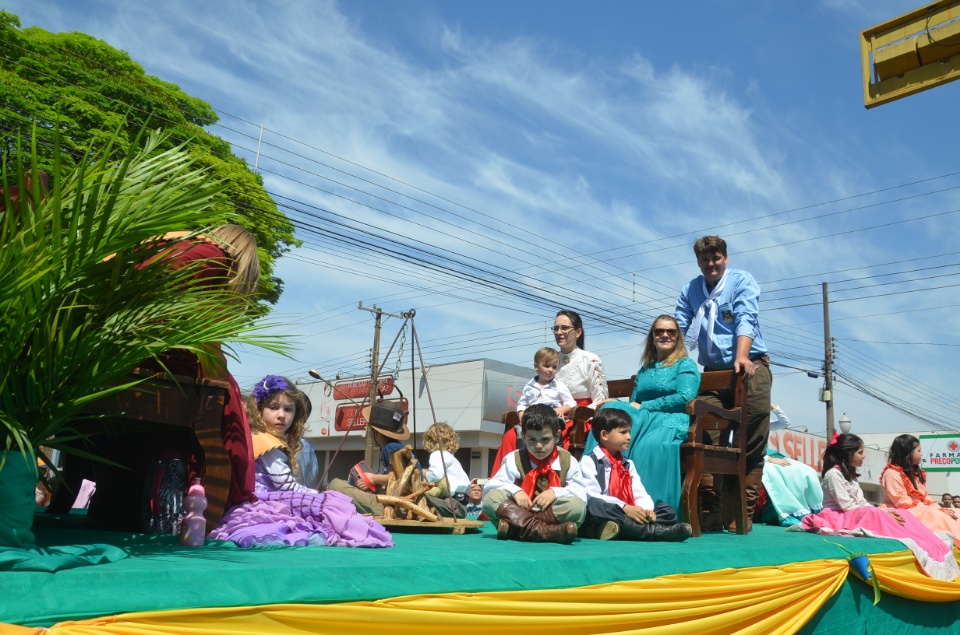 População douradense comparece em grande número para ver desfile de 7 de Setembro