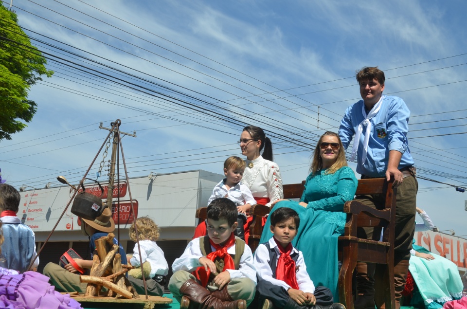 População douradense comparece em grande número para ver desfile de 7 de Setembro