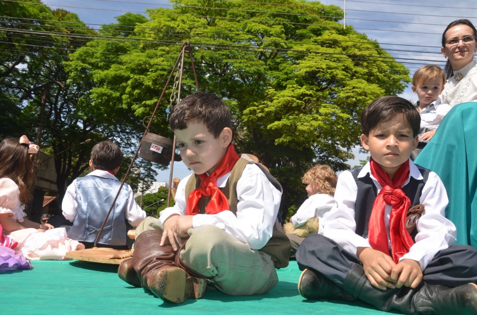 População douradense comparece em grande número para ver desfile de 7 de Setembro