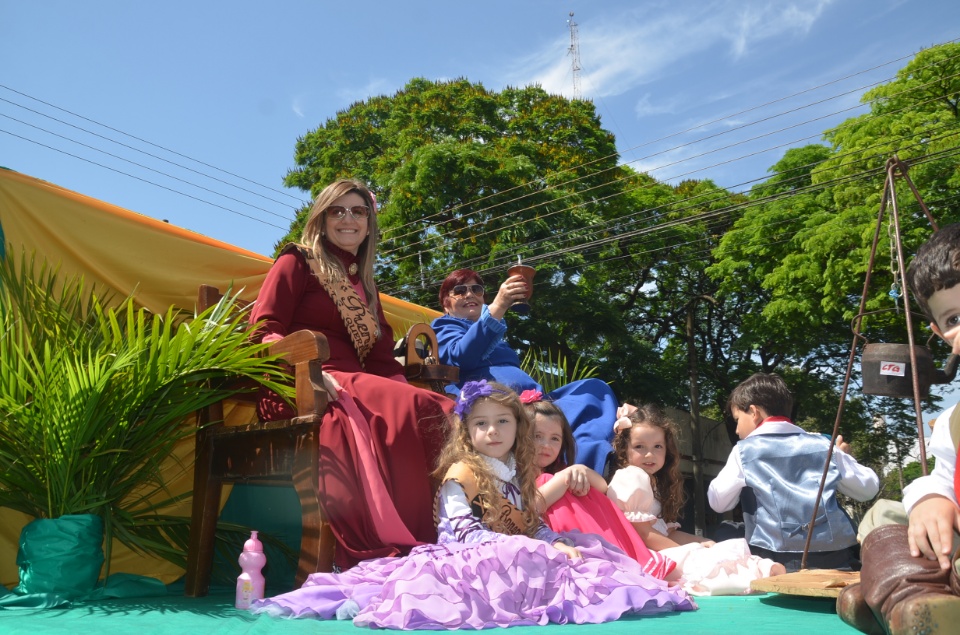 População douradense comparece em grande número para ver desfile de 7 de Setembro