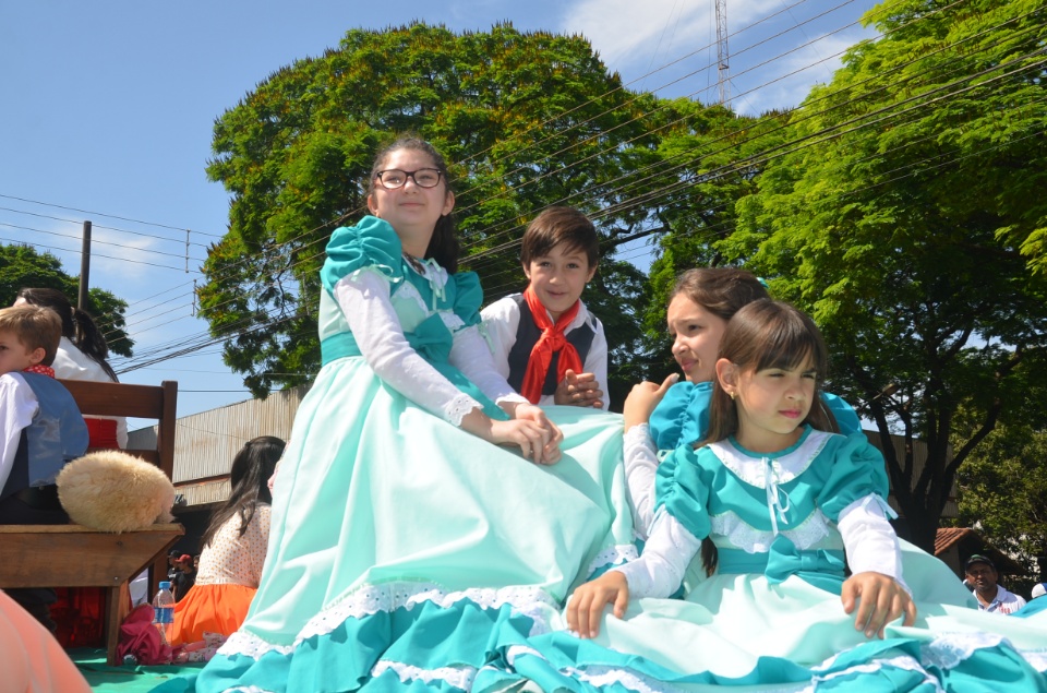 População douradense comparece em grande número para ver desfile de 7 de Setembro