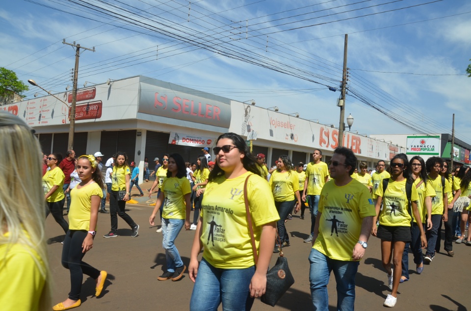 População douradense comparece em grande número para ver desfile de 7 de Setembro