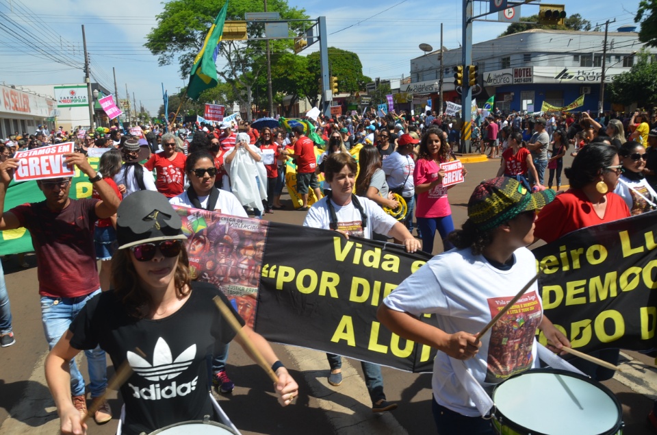 População douradense comparece em grande número para ver desfile de 7 de Setembro