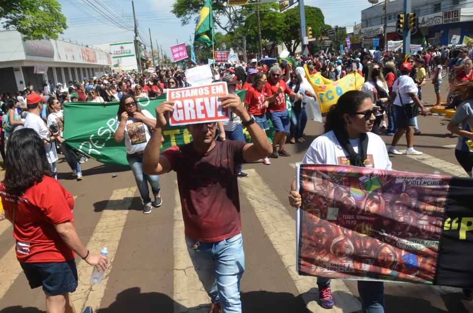 População douradense comparece em grande número para ver desfile de 7 de Setembro