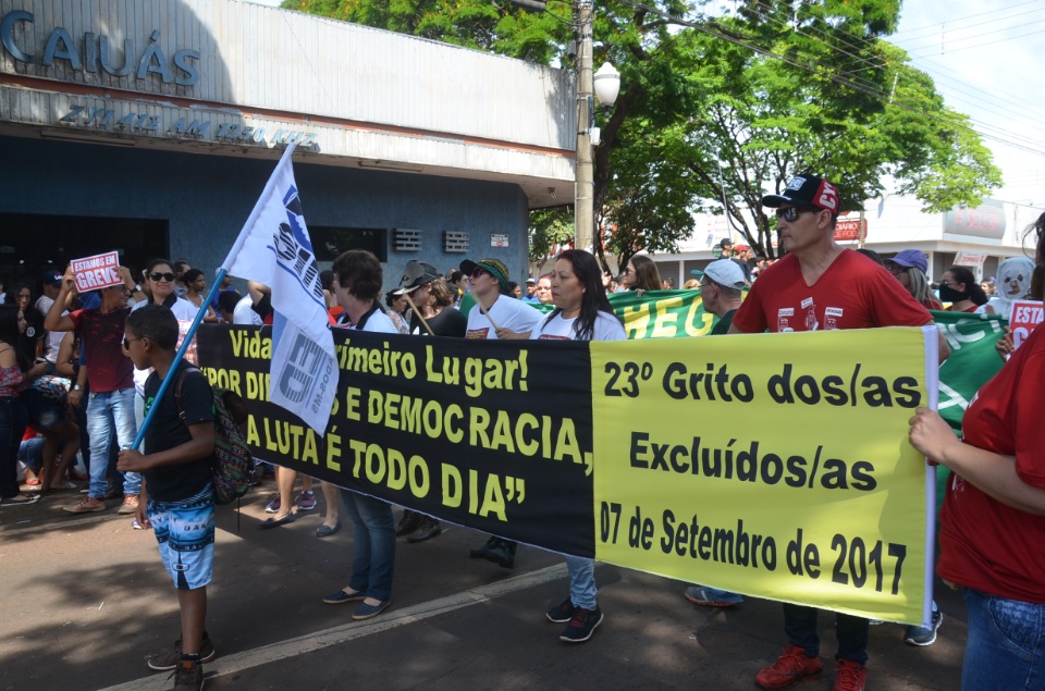 População douradense comparece em grande número para ver desfile de 7 de Setembro