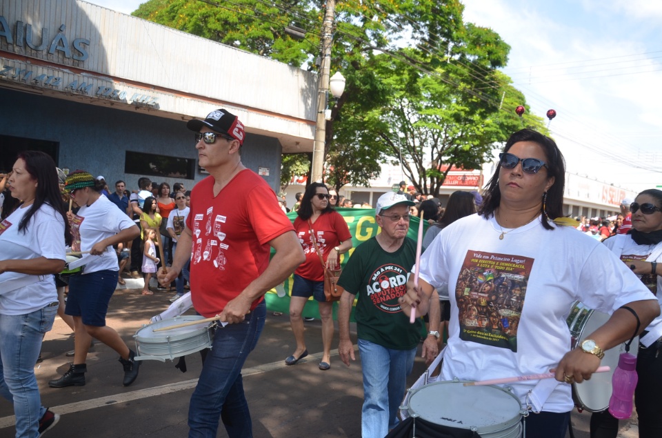 População douradense comparece em grande número para ver desfile de 7 de Setembro