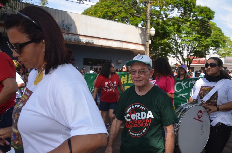 População douradense comparece em grande número para ver desfile de 7 de Setembro