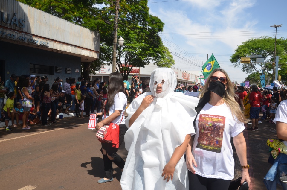 População douradense comparece em grande número para ver desfile de 7 de Setembro