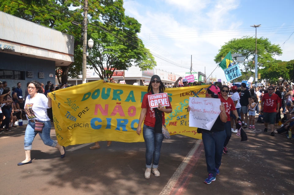 População douradense comparece em grande número para ver desfile de 7 de Setembro
