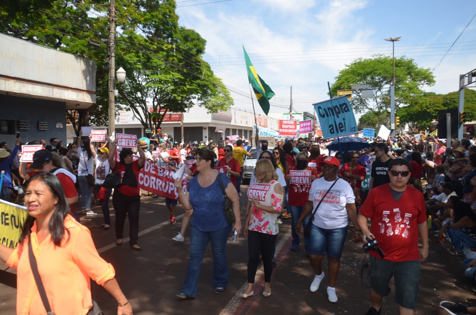 População douradense comparece em grande número para ver desfile de 7 de Setembro