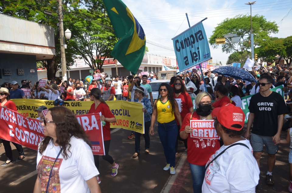 População douradense comparece em grande número para ver desfile de 7 de Setembro