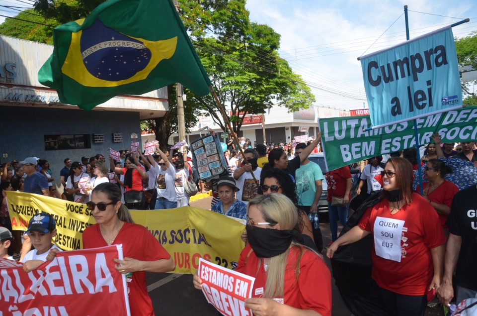 População douradense comparece em grande número para ver desfile de 7 de Setembro