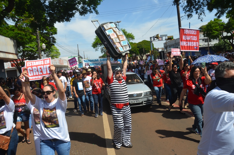 População douradense comparece em grande número para ver desfile de 7 de Setembro