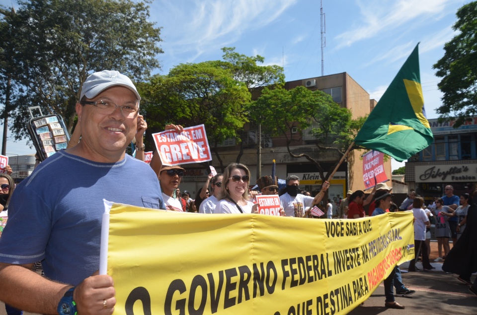 População douradense comparece em grande número para ver desfile de 7 de Setembro