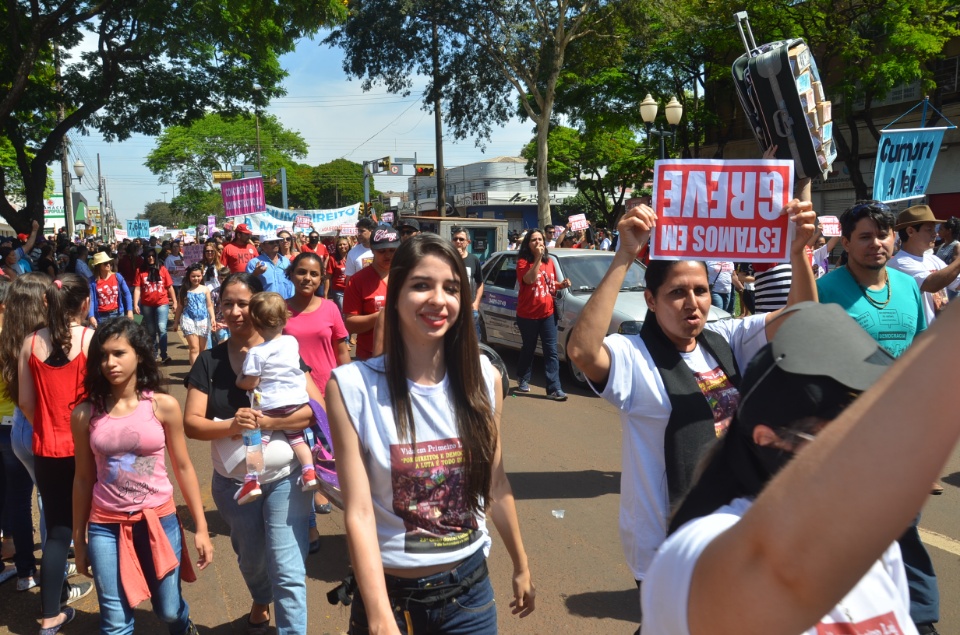 População douradense comparece em grande número para ver desfile de 7 de Setembro