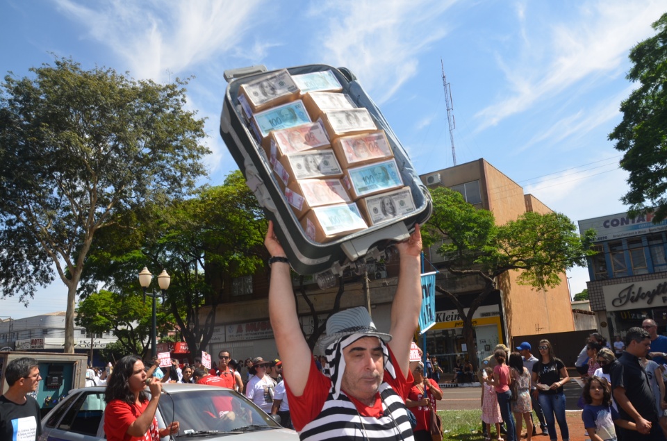 População douradense comparece em grande número para ver desfile de 7 de Setembro