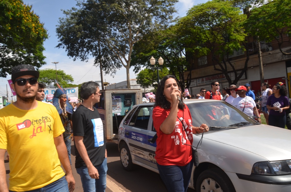 População douradense comparece em grande número para ver desfile de 7 de Setembro