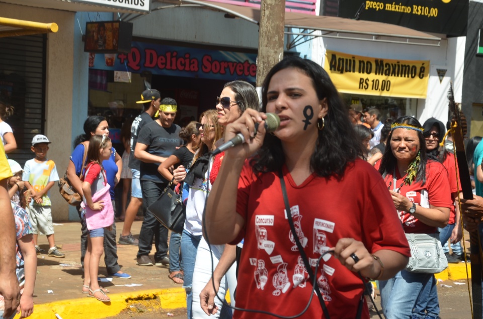 População douradense comparece em grande número para ver desfile de 7 de Setembro