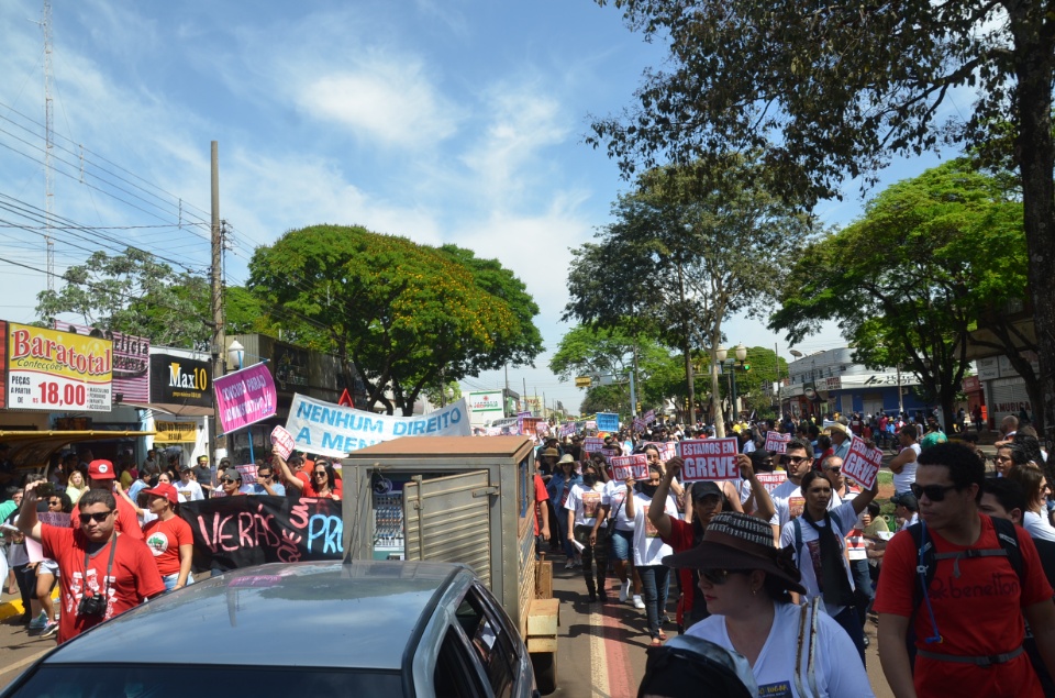 População douradense comparece em grande número para ver desfile de 7 de Setembro