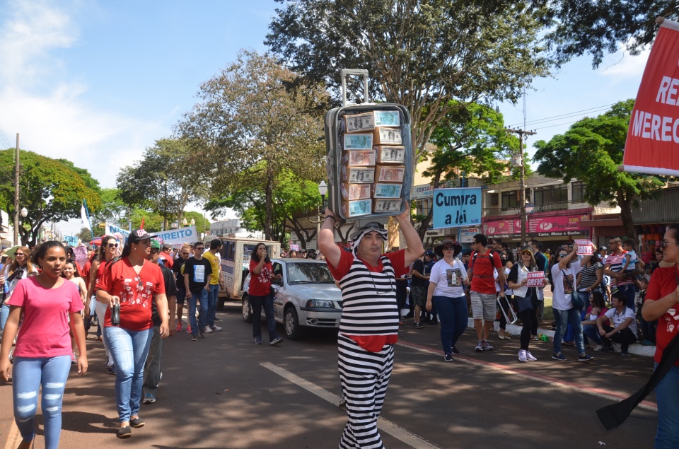 População douradense comparece em grande número para ver desfile de 7 de Setembro