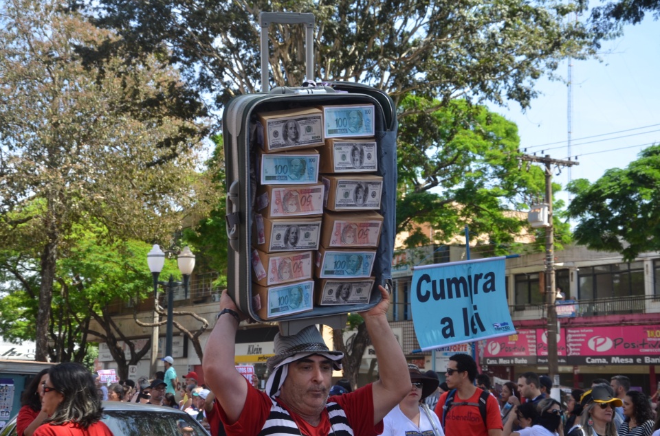 População douradense comparece em grande número para ver desfile de 7 de Setembro