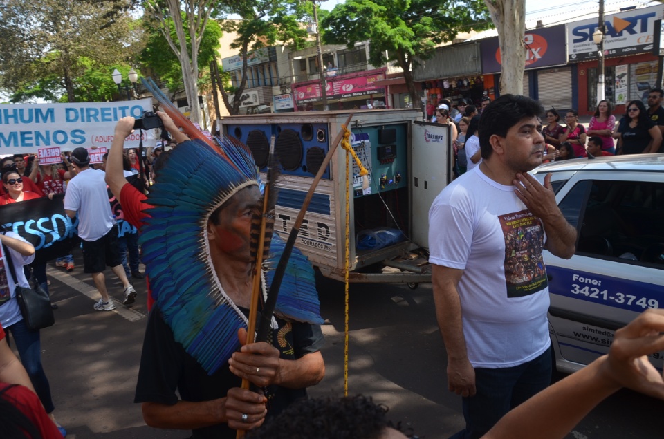 População douradense comparece em grande número para ver desfile de 7 de Setembro