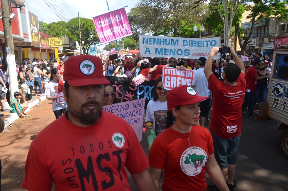 População douradense comparece em grande número para ver desfile de 7 de Setembro