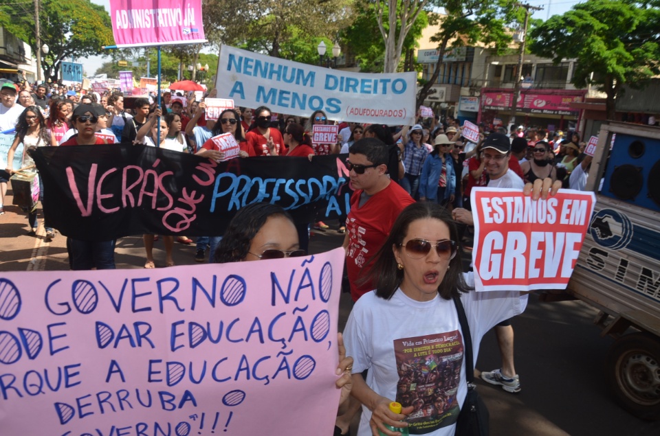 População douradense comparece em grande número para ver desfile de 7 de Setembro