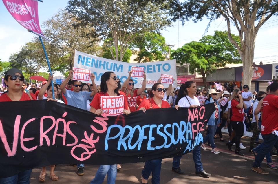 População douradense comparece em grande número para ver desfile de 7 de Setembro