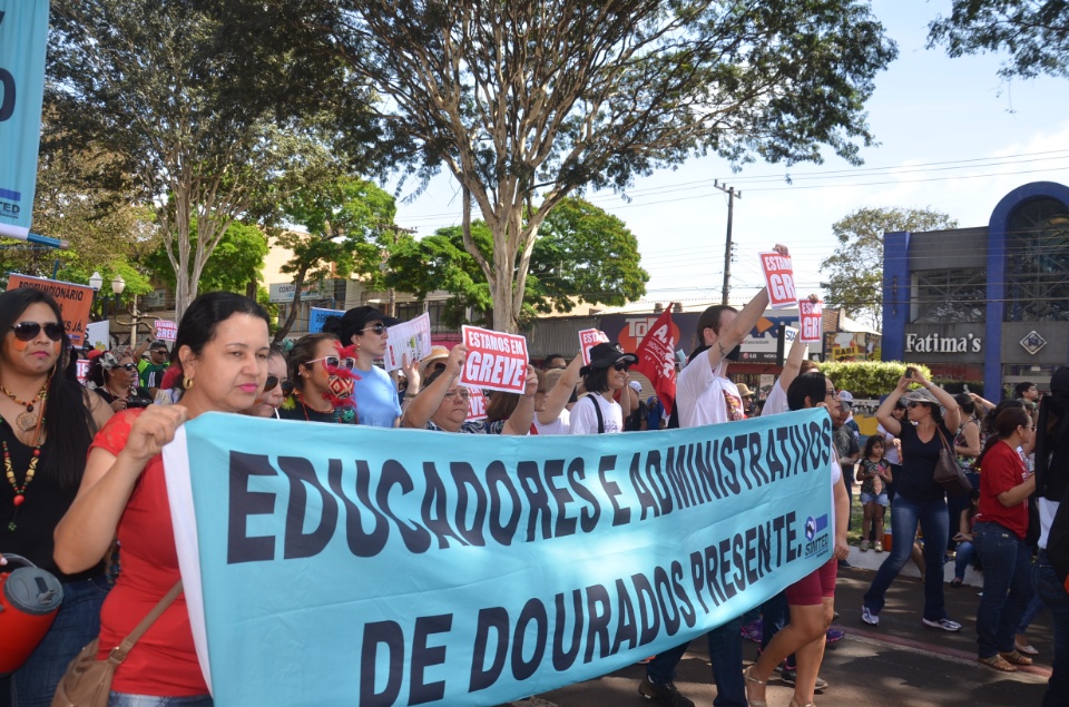 População douradense comparece em grande número para ver desfile de 7 de Setembro