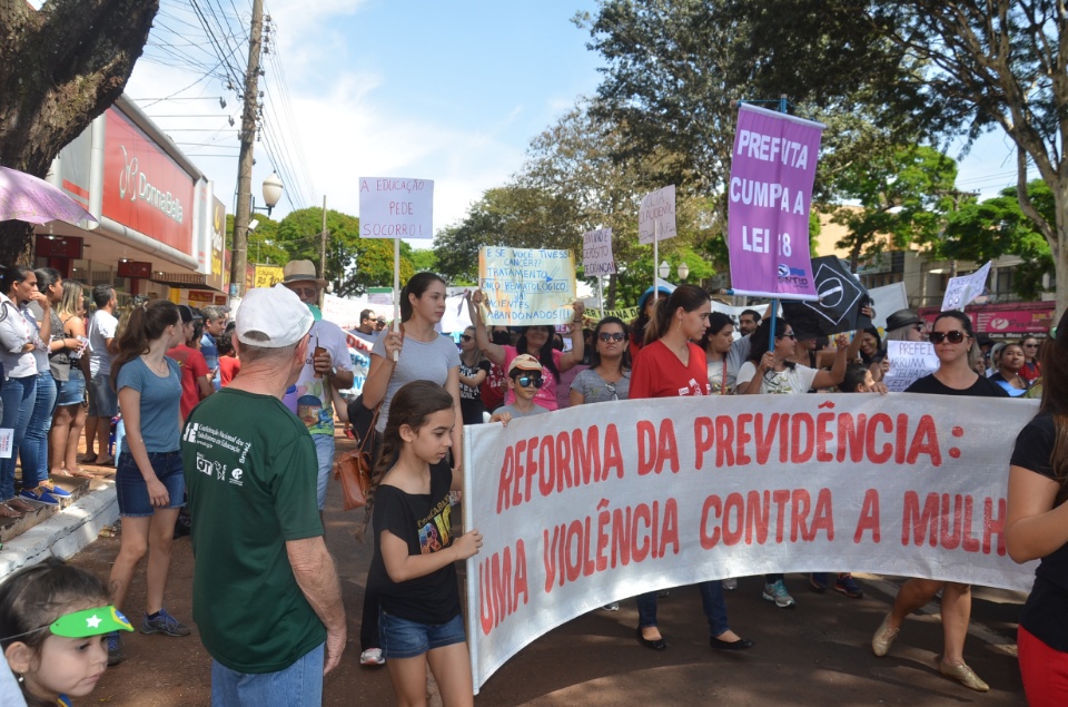 População douradense comparece em grande número para ver desfile de 7 de Setembro