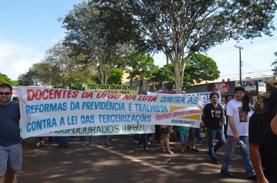 População douradense comparece em grande número para ver desfile de 7 de Setembro
