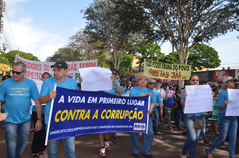 População douradense comparece em grande número para ver desfile de 7 de Setembro