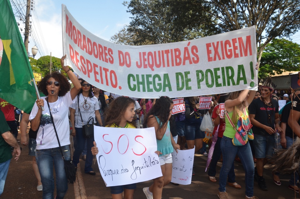 População douradense comparece em grande número para ver desfile de 7 de Setembro