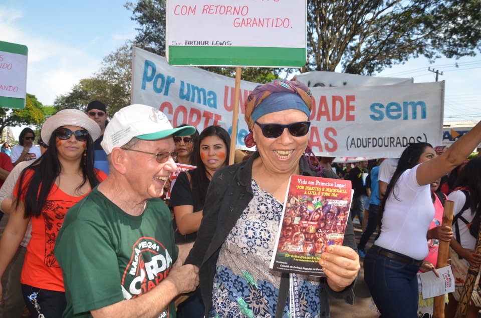 População douradense comparece em grande número para ver desfile de 7 de Setembro