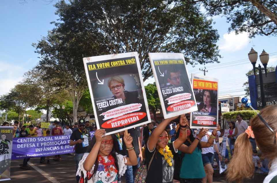 População douradense comparece em grande número para ver desfile de 7 de Setembro