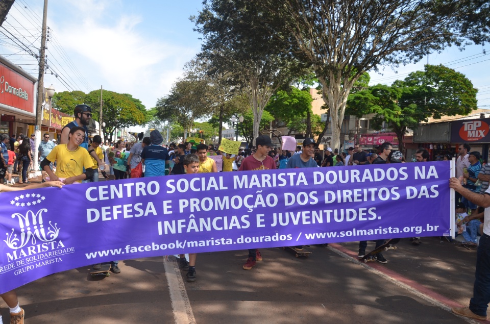População douradense comparece em grande número para ver desfile de 7 de Setembro